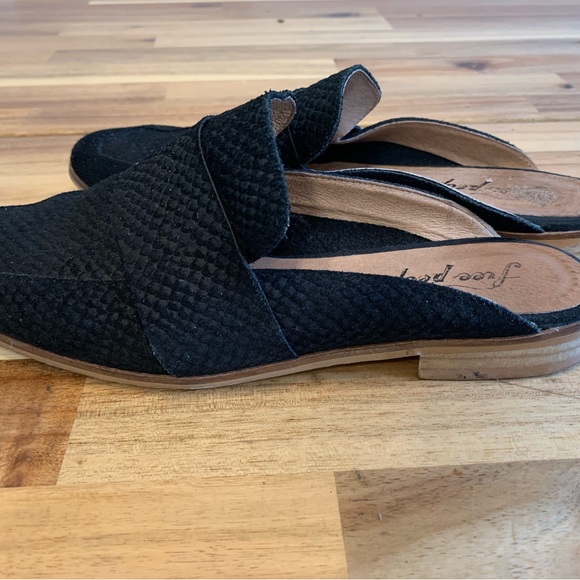Free People Women’s Shoes Color: Black, Size 8 - Picture 4 of 7